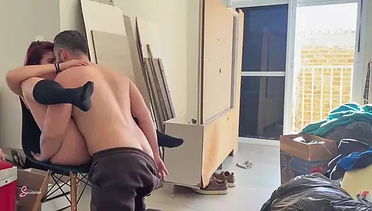 Oturma odamdaki dağınıklığın ortasında beni sikmesi için hareketli şirket ateşli adamı baştan çıkardı