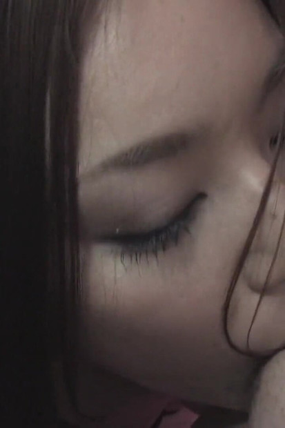 Çekici Japon tatlı kız sevgilisinin sert yarağının her yerine salya akıtıyor