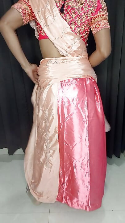 Η μητριά φαίνεται τόσο καυτή αυτό το μέγεθος Saree και κώλου