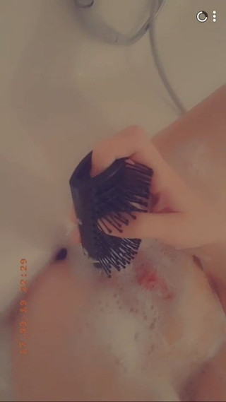 Ma salope turk fait du anal avec sa brosse à cheveux