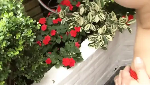 Seksi esmer kadının bacakları havada sikiliyor