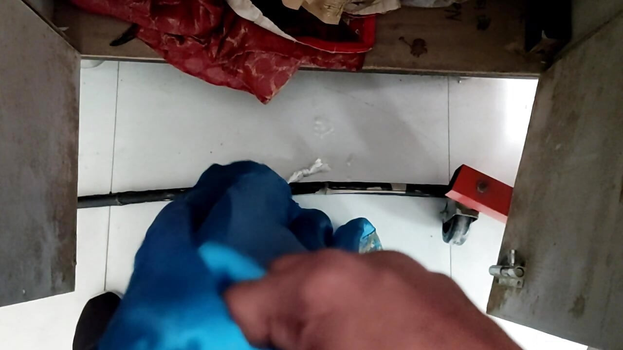 Satijnen zijden aftrekbeurt porno - satijnen blauwe Lehnga wrijven op pikkop (145)