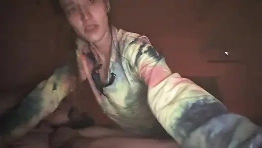 Seksi üvey anne dölle ıslanıyor ve hala 3 delikten büyük yarakla devam ediyor ve her yerine boşalıyor ve sonra götle oynuyor