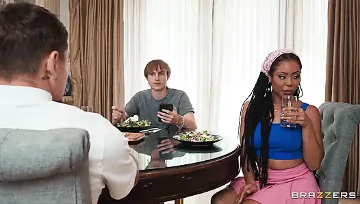 Brazzers - Kira Noir - сладкая и заботливая подруга, но даже она будет изменять, чтобы получить ее скалы