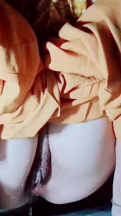 Une fille desi se masturbe et urine automatiquement dans la passion | Clip 1