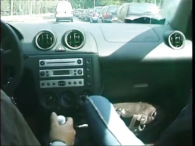 בלונדינית צעירה שנאספה בפארק נותנת מציצה יפה