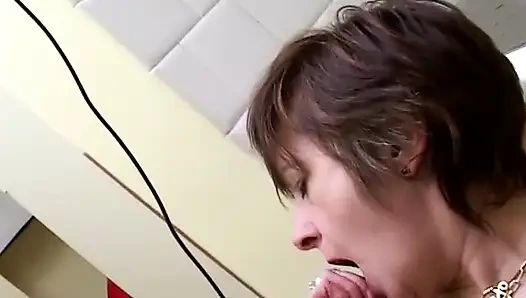 Мастурбация на кухне для зрелой шлюшки