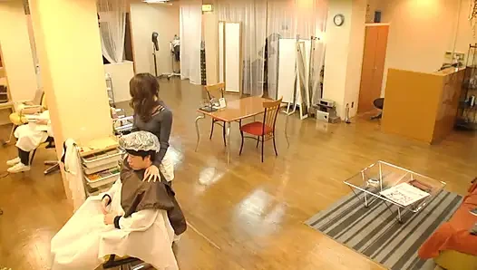 Salon Tempat Kontak Mata Tidak Pernah Berhenti