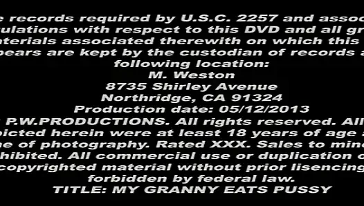 Возбужденная бабушка пожирает текущую киску игрушками