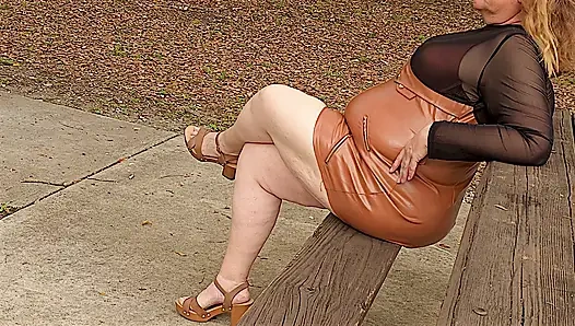 İnleme ve boşalmaya başlayana kadar büyük şişman beyaz sulu götüme, kalın bacaklara ve kalçalarıma bakmaya devam et