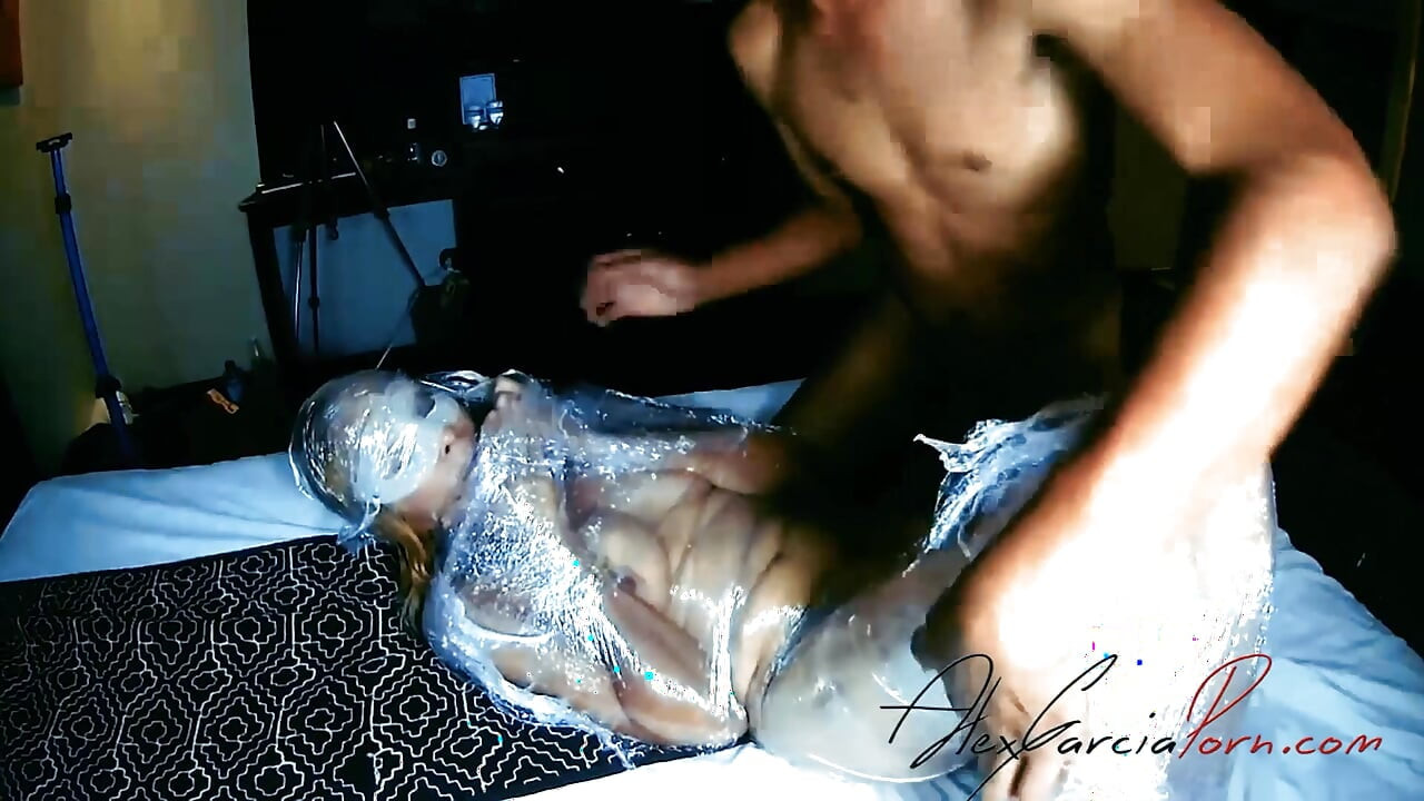 瘦女人被塑膠包裹，被操洞 - 西班牙色情片