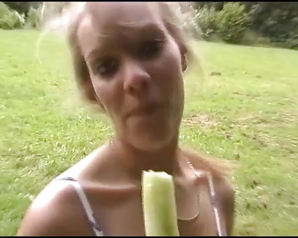 Ovo je nemačka devojka sa velikim dupetom koja voli da je jebe u dupe