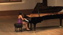 Красивая азиатская девушка играет с русским композитором Скриабином