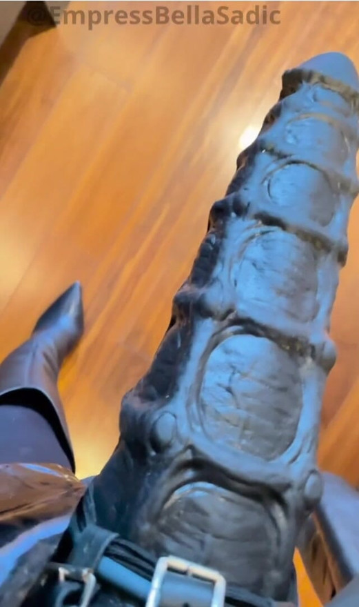Hirviömäinen dildo, joka aloittaa päivän nussimalla orjan persettä