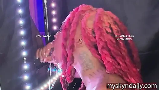 Gırtlağına kadar büyük zenci yarağı alıyor