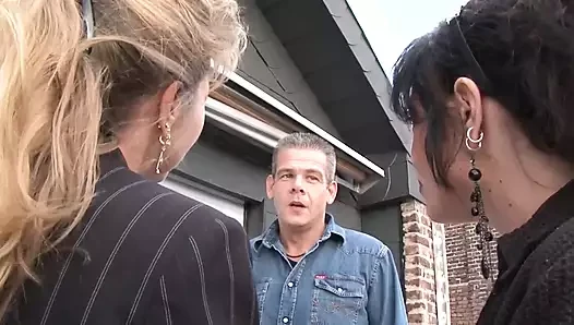 Sarışın orta yaşlı seksi kadın çift sert sikişirken katılıyor