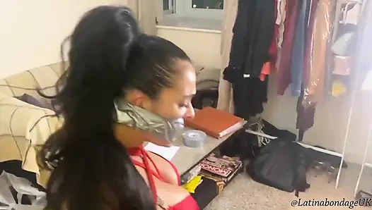 Latina gefesselt und mit einer Klebebandverpackung geknebelt (kleinere Größe)