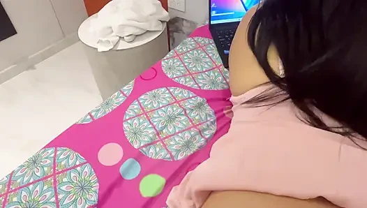 Büyük götlü latin orta yaşlı seksi kadın götünü salladıktan sonra sırtında sikiliyor