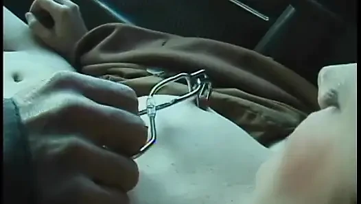 Пригородные рыжие Carpools с ползучей, который унижает ее в машине в городском движении