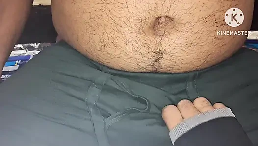 Eine indische hausfrau spielt mit dem schwanz ihres ehemanns