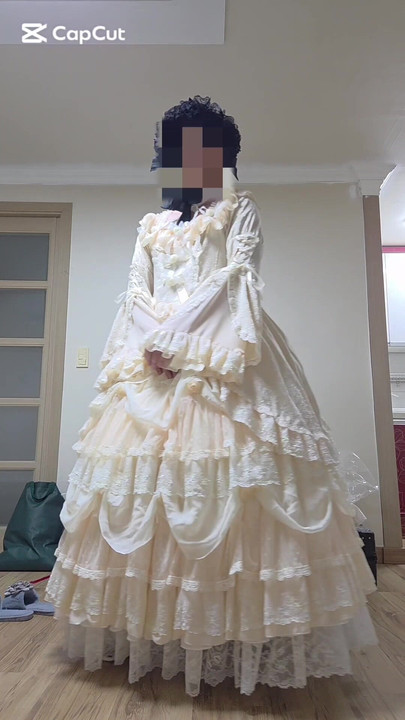 Un travesti danse dans une robe