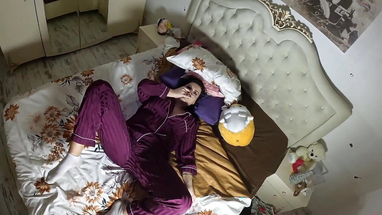 Respirație Deține în pijamale din satin - buci umflate, față roșie și luptă intensă