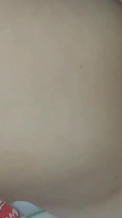« Chaque matin, je visite la chambre de ma belle-fille, je joue avec sa mini chatte et j’aime ses seins ! »