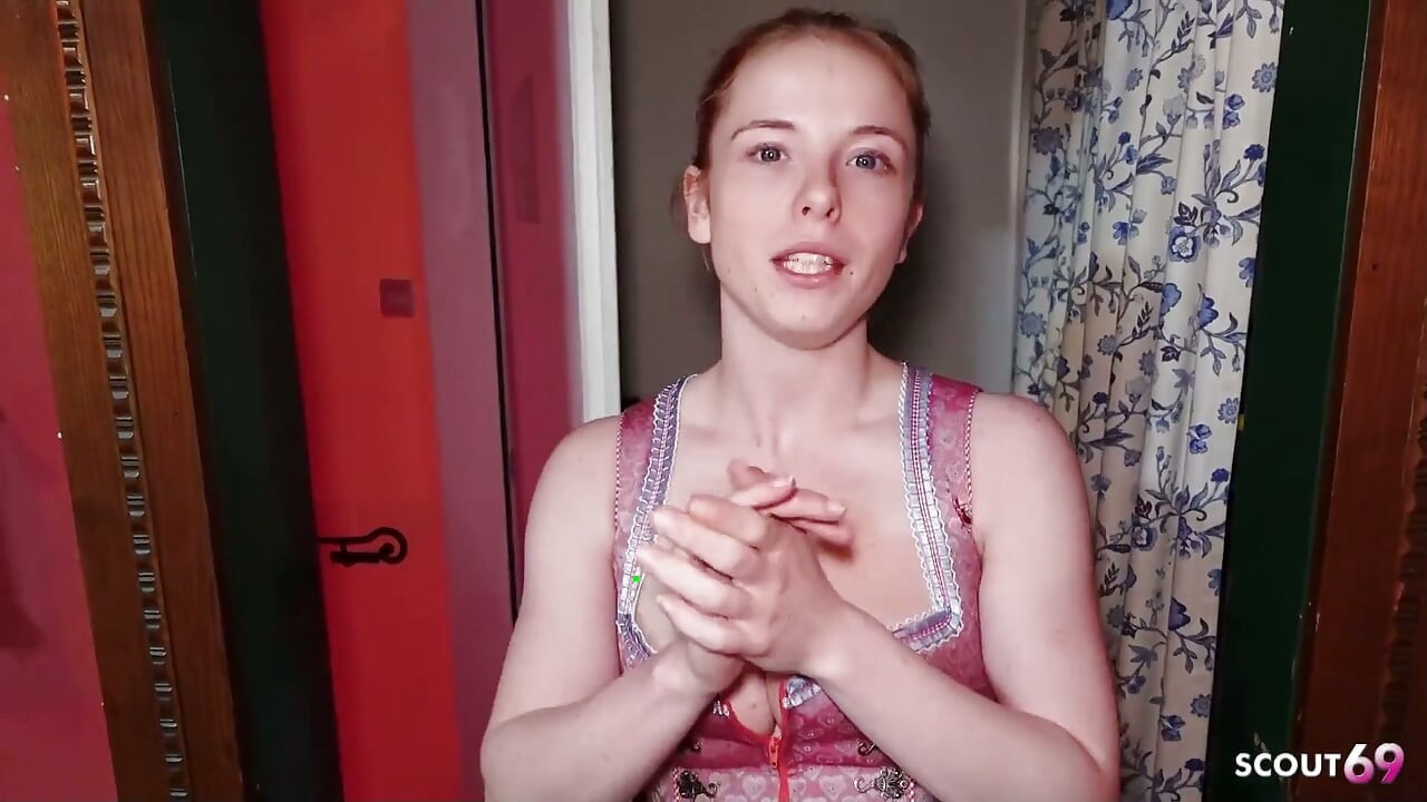 Немецкую девушку трахают и буккаке незнакомые мужики в публичном свинг-клубе