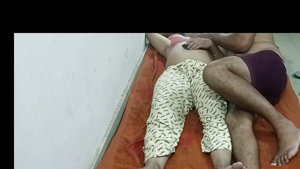Punjabi bhabhi viendo televisión fue rechazado a ser follado