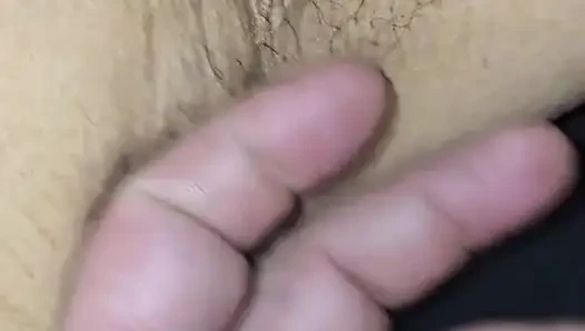 Melove kıllı koltuk altlarını ve onu gösteriyor...