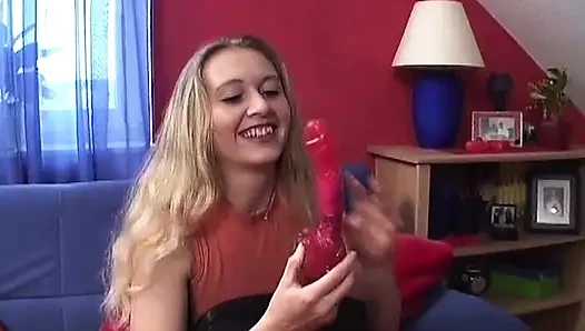 Cewek sange ini lagi asik muasin memeknya pakai dildo sampai menetes