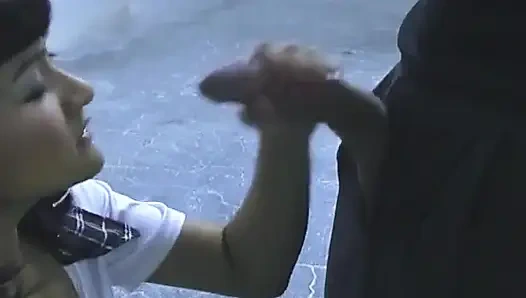 Baştan çıkarıcı esmer kanepede sert sikiliyor