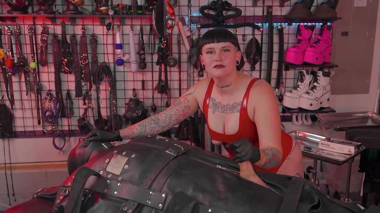 Une fille soumise de Bondage Sack se fait sonner par Mme Nacke