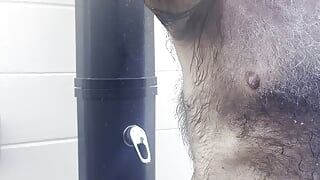 L’exhibitionniste en moi dehors se caresse à poil sous la douche