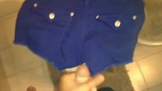 Cumming en un xs shorts