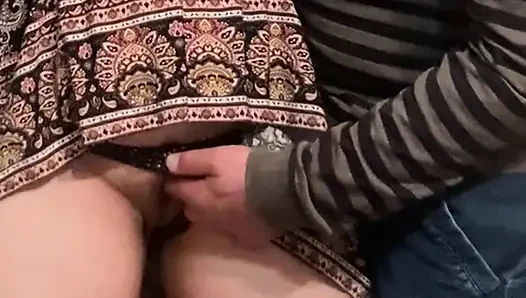 Üvey erkek kardeşin cinsel fantezisi - amını parmaklıyor
