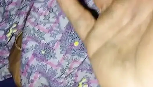 "Aku menyetubuhi ibu tiri keponakanku di depannya.