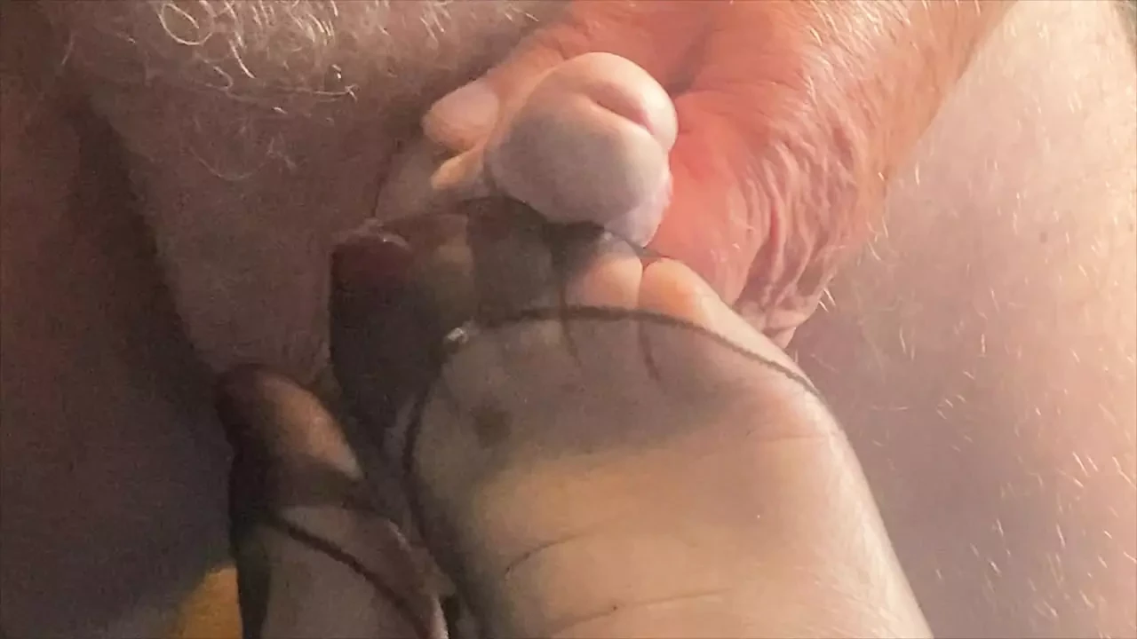 Mrs Mature Feet recebendo creme especial em suas meias ff