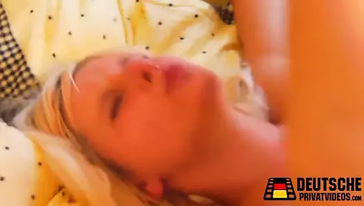 Blondes Girl hart verrohrt