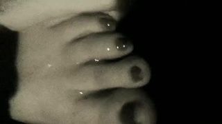 Seus dedos do pé sensuais ficam vidrados de porra