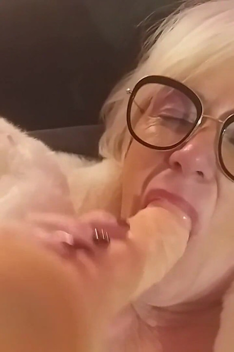 Vovó alemã brinca com os brinquedos mais quentes e maiores