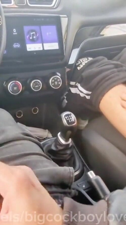 トラック運転手は高速道路でお互いにオナニーして射精し、大量の精液、大きなチンコ。 | クリップ 1