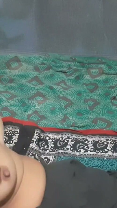 Esfregando a vagina da cunhada do interior, ela apimentava seus peitos grandes e dedilhava sua vagina | Clipe 1