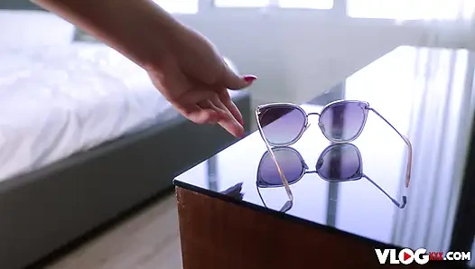 Esmer güzel Scarlett Alexis büyük zenci binerken zevk içinde inliyor