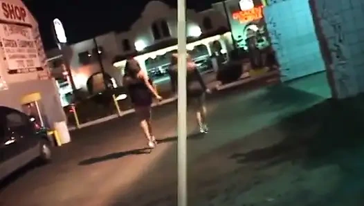 Две удивительные чернокожие девушки уделают одинокого мужчину на большой кровати дома