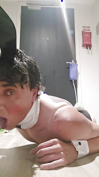 SissyBunny กินน้ําเงี่ยนนมใหญ่ แล้วก็เสียบดิลโด้ใหญ่ๆและเย็ดตัวเอง