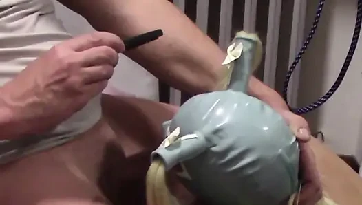 MILF mit blonden Zöpfen nimmt Schwanz und Sperma in den Mund