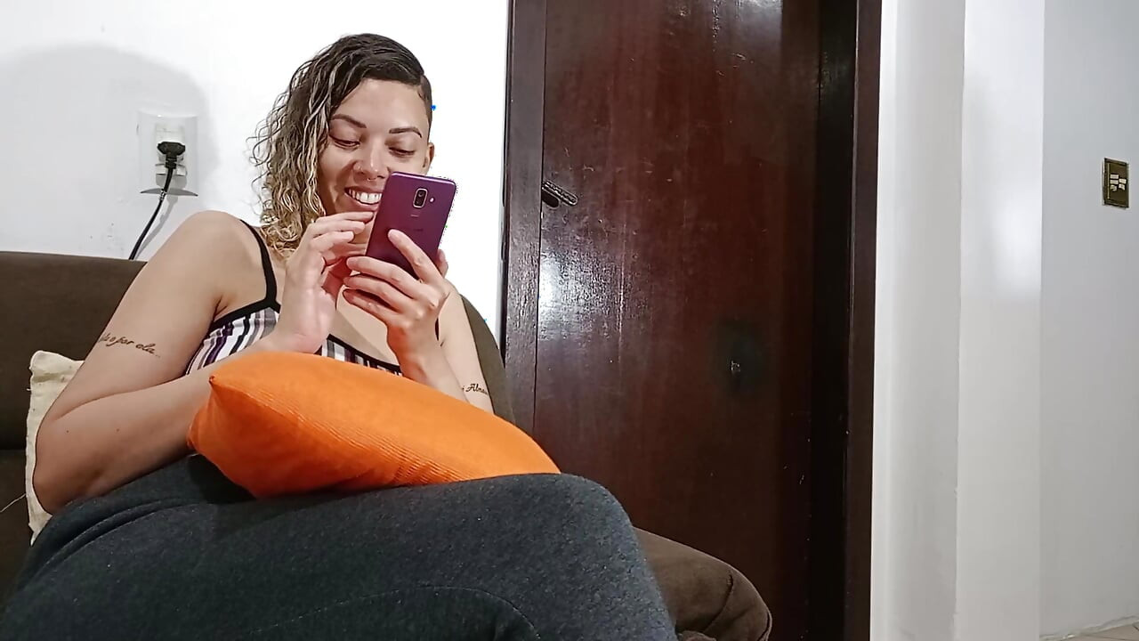 Η μητριά παίρνει ξαφνικά έναν κόκορα στο πρόσωπό της και πιπιλίζει μέχρι να χύσει.