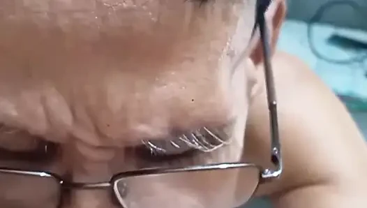 лижет ее мокрую и красивую киску