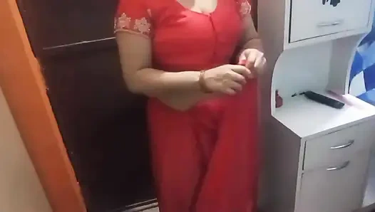 Schönes indisches bhabhi, das romantisch hat